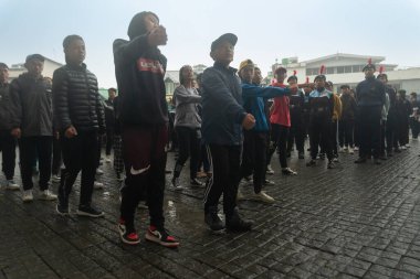 Darjeeling, Batı Bengal, Hindistan -11.08.2023: 15 Ağustos 2023 'te Bağımsızlık Günü kutlamaları için Darjeeling Alışveriş Merkezi' nde yürüyüş yapan öğrenciler, askeri eğitim. Sisli bir sabah.