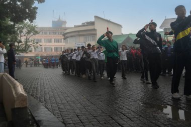 Darjeeling, Batı Bengal, Hindistan-11.08.2023: Sisli sabahta askeri eğitim. 15 Ağustos 2023 'teki Bağımsızlık Günü kutlamaları için Darjeeling Alışveriş Merkezi' nin önünden geçen öğrenciler.,
