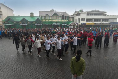 Darjeeling, Batı Bengal, Hindistan -11.08.2023: 15 Ağustos 2023 'te Bağımsızlık Günü kutlamaları için Darjeeling Alışveriş Merkezi' nde yürüyüş yapan öğrenciler, askeri eğitim. Sisli bir sabah.