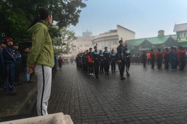 Darjeeling, Batı Bengal, Hindistan-11.08.2023: Sabah askeri eğitim. 15 Ağustos 2023 'teki Bağımsızlık Günü kutlamaları için Darjeeling Alışveriş Merkezi' nin önünden geçen öğrenciler.,