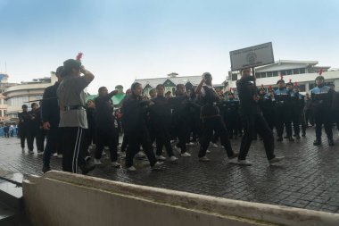 Darjeeling, Batı Bengal, Hindistan-11.08.2023: Sisli sabahlarda kız askeri eğitim. 15 Ağustos 'ta Bağımsızlık Günü kutlamalarına hazırlanmak üzere Darjeeling Alışveriş Merkezi' nde geçen okul öğrencileri.