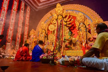 Howrah, Batı Bengal, Hindistan -11.10.2024: Hindu tapınmaları Tanrıça Durga 'ya tapınmaları sondhipujo sırasında, ashtami ve nabami arasında. Durga puja ritüeli.