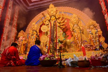 Howrah, Batı Bengal, Hindistan -11.10.2024: Hindu tapınmaları Tanrıça Durga 'ya tapınmaları sondhipujo sırasında, ashtami ve nabami arasında. Durga puja ritüeli.