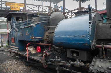 Darjeeling, Batı Bengal, Hindistan-21.08.2023: Buhar motoru Himalayalar boyunca Ghum İstasyonu 'nda yolculuk için hazırlanıyor. Darjeeling Himalaya Demiryolu 'nun Unesco Dünya Mirası.
