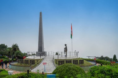 Darjeeling, Batı Bengal, Hindistan-20.08.2023: Popüler turizm merkezi, Batasia döngüsünün ünlü savaş anıtı, Hint Ordusu Gorkha askerlerinin anıtı. Unesco dünya mirası bölgesi, Himalaya musonu.