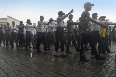 Darjeeling, Batı Bengal, Hindistan -11.08.2023: 15 Ağustos 2023 'te Bağımsızlık Günü kutlamaları için Darjeeling Alışveriş Merkezi' nde yürüyüş yapan öğrenciler, askeri eğitim. Sisli bir sabah.