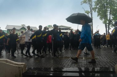 Darjeeling, Batı Bengal, Hindistan-11.08.2023: Sisli sabahta askeri eğitim. 15 Ağustos 2023 'teki Bağımsızlık Günü kutlamaları için Darjeeling Alışveriş Merkezi' nin önünden geçen öğrenciler.,