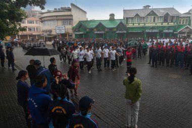 Darjeeling, Batı Bengal, Hindistan-11.08.2023: Sabah askeri eğitim. 15 Ağustos 2023 'teki Bağımsızlık Günü kutlamaları için Darjeeling Alışveriş Merkezi' nin önünden geçen öğrenciler.,