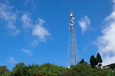 Okhrey köyündeki mobil kule. Okhrey, Hindistan 'ın Sikkim kentindeki dünyaca ünlü Himalaya Dağları' nın manzaralı doğal manzarasını alan ücra bir köydür..