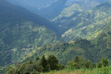 Himalayalar 'ın dağlarına düşen güneş ışınları, Okhrey, Sikkim, Hindistan' ın dağ katmanlarının manzaralı güzelliği. Okhrey Köyü Sikkim 'de turistlerin dağ manzarası izlediği ücra bir yer..