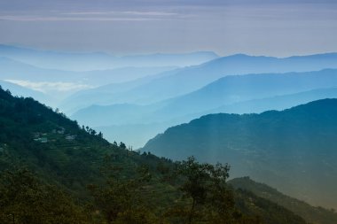 Dağların, Okhrey 'nin, Sikkim' in, Hindistan 'ın manzara güzelliği. Okhrey köyü Sikkim 'in en uzak yerlerinden birinde Hindistan' dan gelen turistler tarafından huzurlu, sakin Himalaya sıradağlarının keyfini çıkarılıyor..