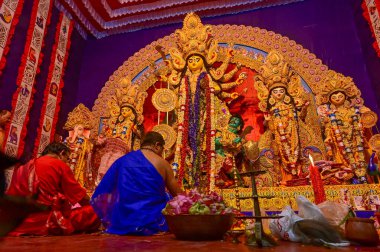 Howrah, Batı Bengal, Hindistan -11.10.2024: Hindu tapınmaları Tanrıça Durga 'ya tapınmaları sondhipujo sırasında, ashtami ve nabami arasında. Durga puja ritüeli.