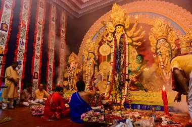 Howrah, Batı Bengal, Hindistan -11.10.2024: Hindu tapınmaları Tanrıça Durga 'ya tapınmaları sondhipujo sırasında, ashtami ve nabami arasında. Durga puja ritüeli.