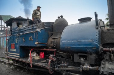 Darjeeling, Batı Bengal, Hindistan-20.08.2023: Oyuncak treninin Buhar makinesinden çıkan sıcak buhar, Motor Şoförü Himalayalar 'da, Ghum İstasyonu' nda yolculuğu kontrol ediyor. Unesco Dünya Mirası.
