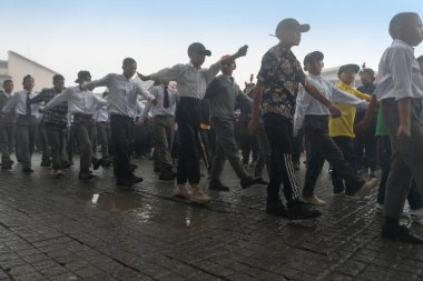Darjeeling, Batı Bengal, Hindistan-11.08.2023: Sisli sabahta askeri eğitim. 15 Ağustos 2023 'teki Bağımsızlık Günü kutlamaları için Darjeeling Alışveriş Merkezi' nin önünden geçen öğrenciler.,