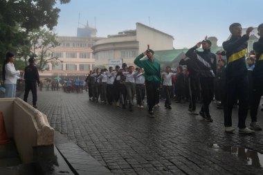 Darjeeling, Batı Bengal, Hindistan -11.08.2023: Bağımsızlık Günü hazırlığı 15 Ağustos 2023. Askeri eğitim için Darjeeling Alışveriş Merkezi 'nin önünden geçen öğrenciler. Sisli bir sabah.