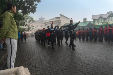 Darjeeling, Batı Bengal, Hindistan-11.08.2023: Sabah askeri eğitim. 15 Ağustos 2023 'teki Bağımsızlık Günü kutlamaları için Darjeeling Alışveriş Merkezi' nin önünden geçen öğrenciler.,