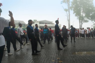 Darjeeling, Batı Bengal, Hindistan-11.08.2023: Sabah askeri eğitim. 15 Ağustos 2023 'teki Bağımsızlık Günü kutlamaları için Darjeeling Alışveriş Merkezi' nin önünden geçen öğrenciler.,