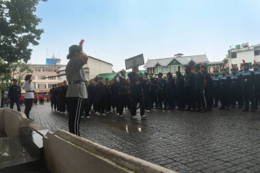Darjeeling, Batı Bengal, Hindistan-11.08.2023: Sisli sabahlarda kız askeri eğitim. 15 Ağustos 'ta Bağımsızlık Günü kutlamalarına hazırlanmak üzere Darjeeling Alışveriş Merkezi' nde geçen okul öğrencileri.