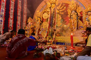 Howrah, Batı Bengal, Hindistan -11.10.2024: Hindu tapınmaları Tanrıça Durga 'ya tapınmaları sondhipujo sırasında, ashtami ve nabami arasında. Durga puja ritüeli.