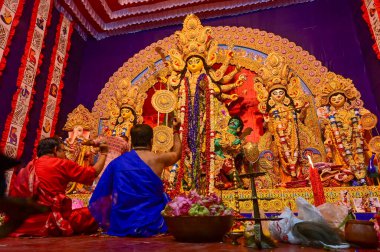 Howrah, Batı Bengal, Hindistan -11.10.2024: Hindu tapınmaları Tanrıça Durga 'ya tapınmaları sondhipujo sırasında, ashtami ve nabami arasında. Durga puja ritüeli.