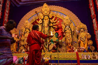 Howrah, Batı Bengal, Hindistan -11.10.2024: Hindu purohit tanrıça Durga 'ya tapma aydınlatma diya, pradip, kutsal lamba nabami puja sırasında. Geleneksel Durga puja ritüeli.