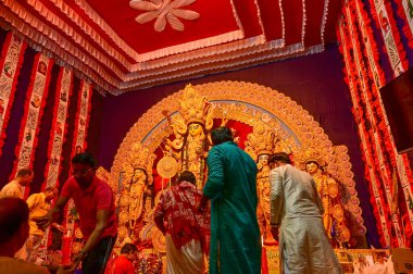 Howrah, Batı Bengal, Hindistan -11.10.2024: Hindu dindarlar, sondhipujo sırasında Durga 'ya tapınıyorlar, Ashtami ve nabami arasında. Durga puja ritüeli.