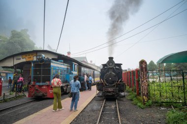 Darjeeling, Batı Bengal, Hindistan-20.08.2023: Oyuncak treninin Buhar makinesinden çıkan sıcak buhar, Ghum İstasyonu 'ndaki Himalayalar' a yolculuk için hazırlanıyor. Unesco Dünya Mirası.
