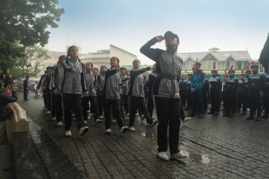 Darjeeling, Batı Bengal, Hindistan-11.08.2023: Sabah askeri eğitim. 15 Ağustos 2023 'teki Bağımsızlık Günü kutlamaları için Darjeeling Alışveriş Merkezi' nin önünden geçen öğrenciler.,