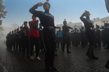 Darjeeling, Batı Bengal, Hindistan-11.08.2023: Sabah askeri eğitim. 15 Ağustos 2023 'teki Bağımsızlık Günü kutlamaları için Darjeeling Alışveriş Merkezi' nin önünden geçen öğrenciler.,
