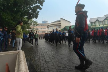 Darjeeling, Batı Bengal, Hindistan -11.08.2023: 15 Ağustos 2023 'te Bağımsızlık Günü kutlamaları için Darjeeling Alışveriş Merkezi' nde yürüyüş yapan öğrenciler, askeri eğitim. Sisli bir sabah.