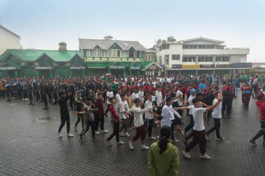 Darjeeling, Batı Bengal, Hindistan-11.08.2023: Sisli sabahta askeri eğitim. 15 Ağustos 2023 'teki Bağımsızlık Günü kutlamaları için Darjeeling Alışveriş Merkezi' nin önünden geçen öğrenciler.,