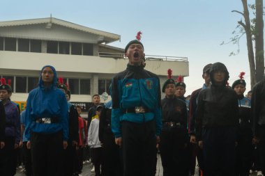 Darjeeling, Batı Bengal, Hindistan -11.08.2023: Bağımsızlık Günü hazırlığı 15 Ağustos 2023. Askeri eğitim için Darjeeling Alışveriş Merkezi 'nin önünden geçen öğrenciler. Sisli bir sabah.