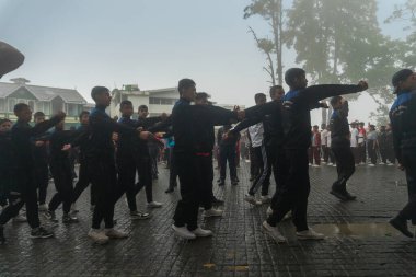 Darjeeling, Batı Bengal, Hindistan -11.08.2023: Bağımsızlık Günü hazırlığı 15 Ağustos 2023. Askeri eğitim için Darjeeling Alışveriş Merkezi 'nin önünden geçen öğrenciler. Sisli bir sabah.