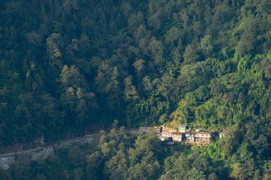 Himalayalar 'ın dağlarına düşen güneş ışınları, Okhrey, Sikkim, Hindistan' ın dağ katmanlarının manzaralı güzelliği. Okhrey Köyü Sikkim 'de turistlerin dağ manzarası izlediği ücra bir yer..