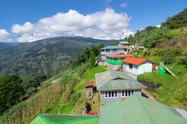 Okhrey köyü, Himalaya sıradağları arka planda. Okhrey, Hindistan 'ın Sikkim kentindeki dünyaca ünlü Himalaya Dağları' nın manzaralı doğal manzarasını alan ücra bir köydür..