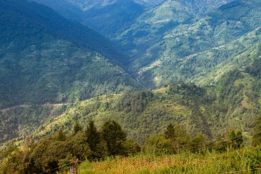 Himalaya dağlarına düşen güzel güneş ışınları, ışık oyunu Okhrey, Sikkim, Hindistan 'ın manzaralı güzelliği. Okhrey Köyü Sikkim 'de turistlerin dağ manzarası izlediği ücra bir yer..