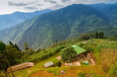 Okhrey köyü, Himalaya sıradağları arka planda. Okhrey, Hindistan 'ın Sikkim kentindeki dünyaca ünlü Himalaya Dağları' nın manzaralı doğal manzarasını alan ücra bir köydür..