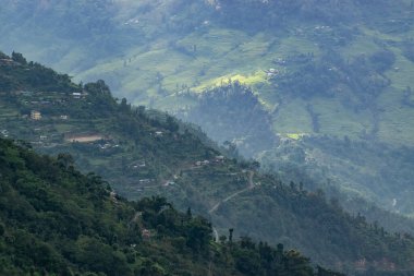 Himalayalar 'ın dağlarına düşen güneş ışınları, Okhrey, Sikkim, Hindistan' ın dağ katmanlarının manzaralı güzelliği. Okhrey Köyü Sikkim 'de turistlerin dağ manzarası izlediği ücra bir yer..
