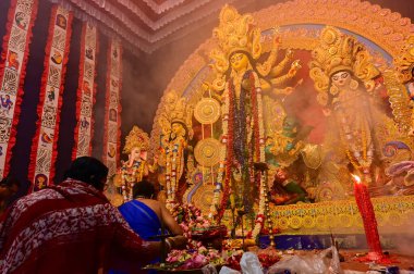 Howrah, Batı Bengal, Hindistan -11.10.2024: Hindu tapınmaları Tanrıça Durga 'ya tapınmaları sondhipujo sırasında, ashtami ve nabami arasında. Durga puja ritüeli.