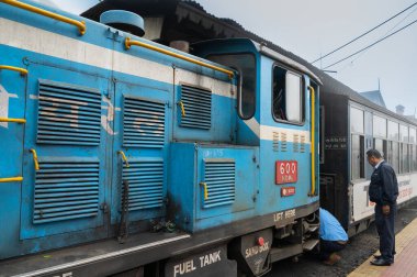 Darjeeling, Batı Bengal, Hindistan-21.08.2023: Buhar motoru Oyuncak treni Ghum istasyonunda Himalayalar 'a yolculuk için hazırlanıyor. Darjeeling Himalaya Demiryolu 'nun Unesco Dünya Mirası.
