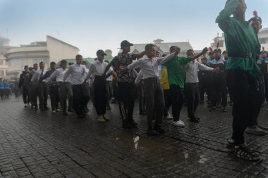 Darjeeling, Batı Bengal, Hindistan -11.08.2023: 15 Ağustos 2023 'te Bağımsızlık Günü kutlamaları için Darjeeling Alışveriş Merkezi' nde yürüyüş yapan öğrenciler, askeri eğitim. Sisli bir sabah.