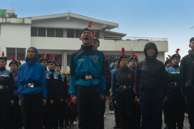 Darjeeling, Batı Bengal, Hindistan -11.08.2023: Bağımsızlık Günü hazırlığı 15 Ağustos 2023. Askeri eğitim için Darjeeling Alışveriş Merkezi 'nin önünden geçen öğrenciler. Sisli bir sabah.