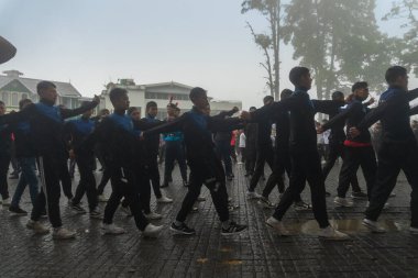 Darjeeling, Batı Bengal, Hindistan -11.08.2023: Bağımsızlık Günü hazırlığı 15 Ağustos 2023. Askeri eğitim için Darjeeling Alışveriş Merkezi 'nin önünden geçen öğrenciler. Sisli bir sabah.