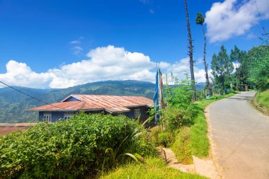 Okhrey köyüne giden güzel bir yol, arkada Himalaya sıradağları var. Okhrey arka planda doğal manzarası olan uzak bir köydür, Sikkim, Hindistan 'da..