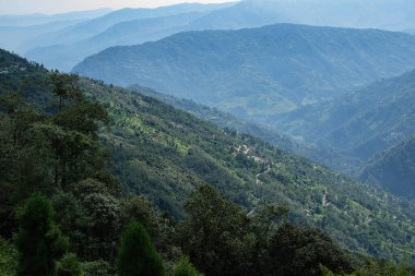 Dağların, Okhrey 'nin, Sikkim' in, Hindistan 'ın manzara güzelliği. Okhrey köyü Sikkim 'in en uzak yerlerinden birinde Hindistan' dan gelen turistler tarafından huzurlu, sakin Himalaya sıradağlarının keyfini çıkarılıyor..