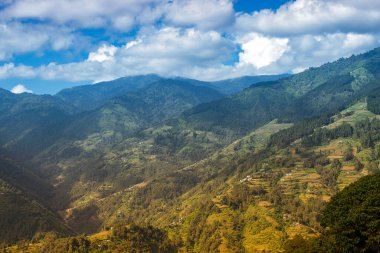Himalaya dağlarına düşen güzel güneş ışınları, ışık oyunu Okhrey, Sikkim, Hindistan 'ın manzaralı güzelliği. Okhrey Köyü Sikkim 'de turistlerin dağ manzarası izlediği ücra bir yer..