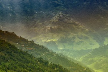 Himalaya dağlarına düşen güzel güneş ışınları, ışık oyunu Okhrey, Sikkim, Hindistan 'ın manzaralı güzelliği. Okhrey Köyü Sikkim 'de turistlerin dağ manzarası izlediği ücra bir yer..