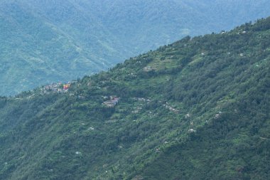 Himalaya dağlarının yeşil ormanlarının manzaralı güzelliği Okhrey, Sikkim, Hindistan. Okhrey köyü Sikkim 'in ücra bir köşesinde sakin Himalaya dağları turistler tarafından dinleniyor..
