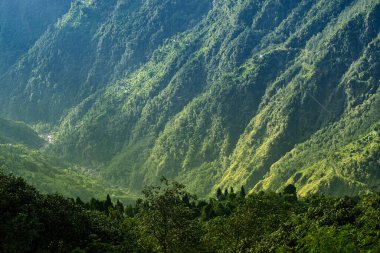 Himalaya dağlarına düşen güzel güneş ışınları, ışık oyunu Okhrey, Sikkim, Hindistan 'ın manzaralı güzelliği. Okhrey Köyü Sikkim 'de turistlerin dağ manzarası izlediği ücra bir yer..